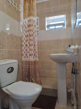 Гостевой дом Касабланка Кучугуры Трехместный номер с основными удобствами-2