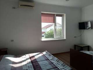 Гостевой дом Касабланка Кучугуры Трехместный номер с основными удобствами-1